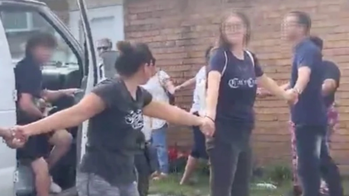 Neighbors Formed A Human Chain To Protect Undocumented Man That ICE ...
