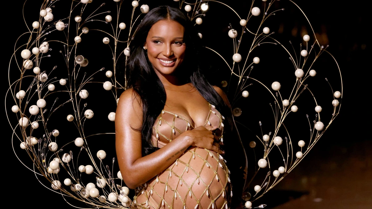 A Pregnant Jasmine Tookes Opened The Victoria's Secret Fashion