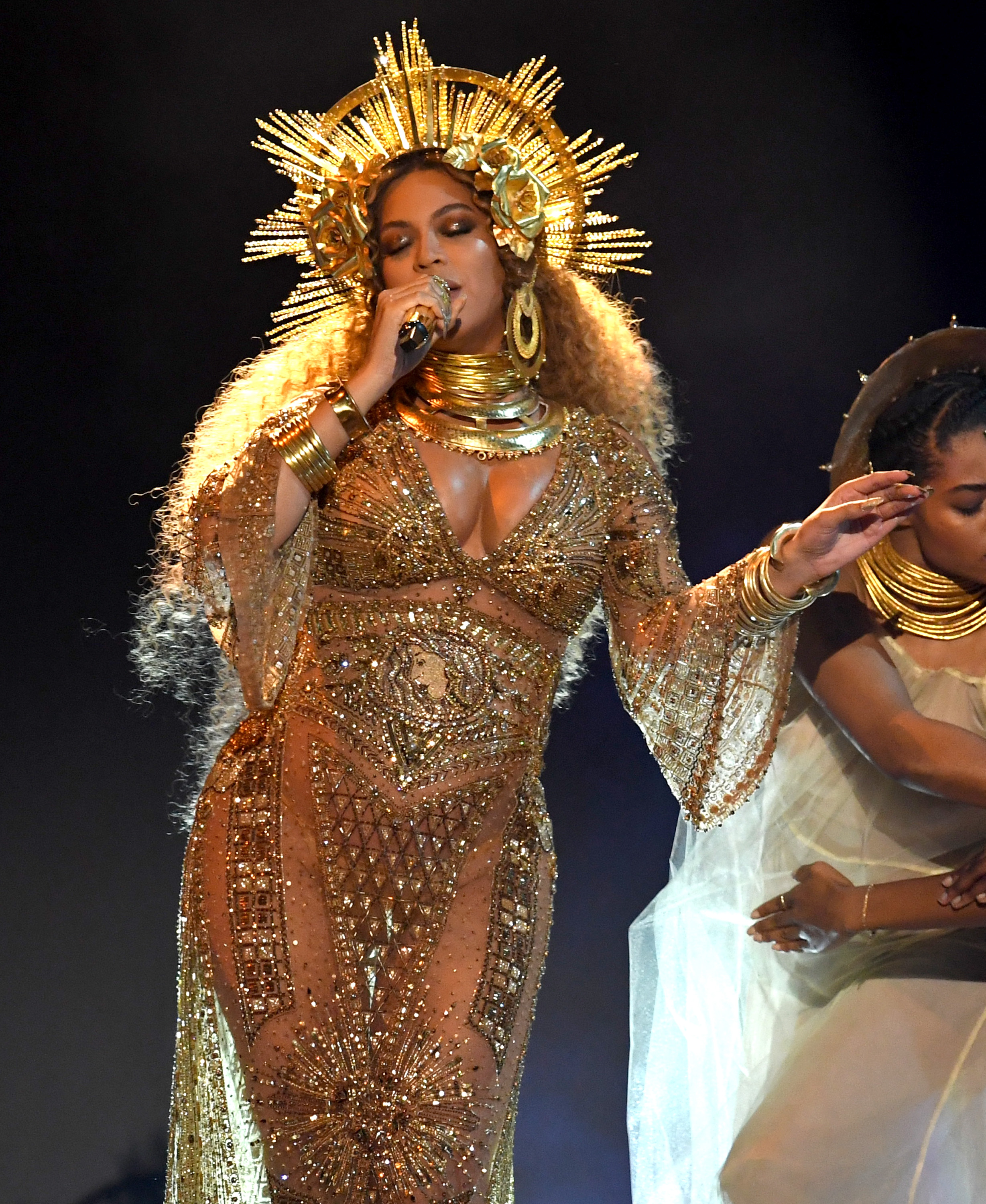 beyonce grammys dress Beyonce's at the 2017 Beyonc rocks platinum blond hair,